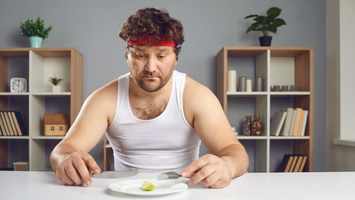 Immer noch weniger essen zum abnehmen ist nicht die Lösung - unglücklicher Mann